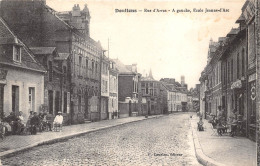 80-DOULLENS-  RUE D´ARRAS, A GAUCHE, ECOLE JEANNE D´ARC - Doullens