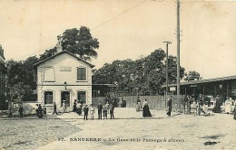 92   NANTERRE  LA GARE ET LE PASSAGE A NIVEAU  57 - Nanterre