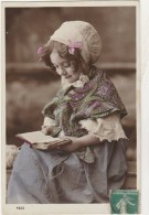 CPA  -  LISEUSE  Avec Bonnet En Dentelle   - 029 - Mode