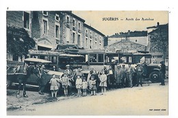 SUGERES  (cpa 63)  Arrêt Des Autobus - Belle Animation -  ## RARE ##    - L 1 - Autres Communes