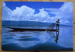 Birmanie / Myanmar - Pêcheur En Pirogue - (n°6850) - Myanmar (Birma)