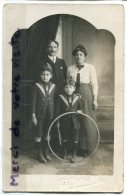 - Carte Photo,  Charmante Famille, Enfants En Habits De MARINS, Cerceaux, Photographe Pestre Fils, BE, Scans. - Photographie