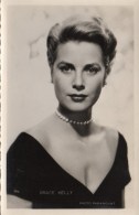 GRACE KELLY ) SUPERBE CARTE  PHOTO PARAMOUNT -1954 -                 CP DENTELLEE ETAT NEUF - Royal Families