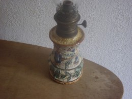 LAMPE A  PETROLE ANCIENNE EN BARBOTINE A DECORS FLORAUX - RARE - Leuchten & Kronleuchter