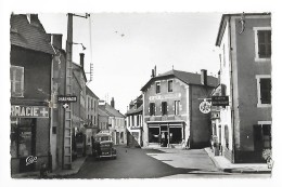 SAINT-GERVAIS-D'AUVERGNE (cpsm 63)    La Rue Du Commerce - Pharmacie - Plaque SIMCA -   - L 1 - Saint Gervais D'Auvergne