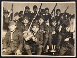 Cca 1940 Borozgató Katonák, Fotólap, 9×12 Cm - Sonstige & Ohne Zuordnung