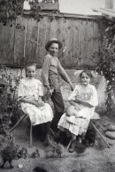 Cca 1900-1910 Gyerekek Az Udvaron, Hollenzer és Okos Budapest, Kartonra Ragasztva, 17x8 Cm. - Autres & Non Classés