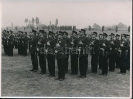 Cca 1940 Gyakorlatozó RendÅ‘rök. A M. Kir RendÅ‘rség Budapesti RendÅ‘ri Årségének... - Autres & Non Classés