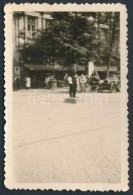Cca 1940 Közlekedési RendÅ‘r Budapesti KeresztezÅ‘désben Fotó 6x9 Cm - Autres & Non Classés