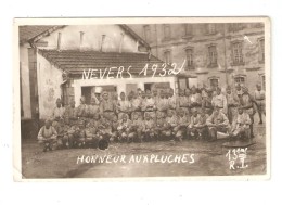 Carte Photo Militaria 58 NEVERS Honneur Aux Pluches 1932 13ème RI Groupe De Soldats Dans Une Cour - Régiments