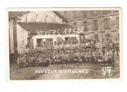 Carte Photo Militaria 58 NEVERS Honneur Aux Pluches 1932 13ème RI Groupe De Soldats Dans Une Cour - Regimientos