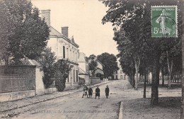 CPA 45 JARGEAU LE BOULEVARD PORTE MADELEINE ET L ECOLE DES GARCONS - Jargeau