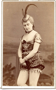 CDV PHOTOGRAPHIE THEATRE BOUFFES PARISIENNES FEMME DISDERI - Ancianas (antes De 1900)