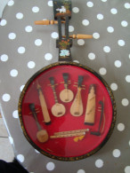 OBJET  DE DECORATION (ensemble  DE  MINI INSTRUMENTS A CORDE  DANS UN BANJO VOIR PHOTOS - Instruments De Musique