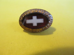 Bouton Ancien/Pierre Rouge Enchassée Dans Un Liseré Laiton Doré (rubis ? )/inclusion D'une Croix Blanche/Date?    BOUT45 - Boutons