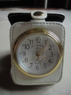 Vintage - Réveil De Voyage Publicitaire "Un Moment Avec L" Quartz - Alarm Clocks