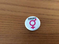 Delcampe - Badge "LA RIVE DROITE Fait Son 8 Mars" (gay, Lesbien Brest 29) - Non Classés