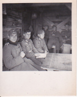Foto Deutsche Soldaten In Unterstand - 2. WK - 5,5*5,5cm (25548) - Krieg, Militär