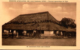 Missions Africaines - Vicariat Apostolique Du TOGO - Couverture D'une Case à Sokodé - Togo