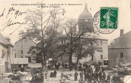 SAINT-GERVAIS-D'AUVERGNE LA PLACE DE LA GENDARMERIE LA MAIRIE ET L'EGLISE - Saint Gervais D'Auvergne