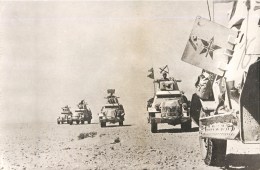 GUERRE 40 : DU TCHAD A TUNIS COLONNE BLINDEE DANS LE DESERT DE TRIPOLITAINE TRIPOLI LIBYE LIBIA TANK ARTILLERIE - Guerre 1939-45