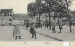 Chevincourt En 1915 - La Place - Militaires Au Repos - Edition Baudinière - Guerra 1914-18