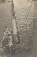 ** T2 Torpedó Beemelése Egy Osztrák-magyar Hadihajóra / Torpedo Launching On An... - Sin Clasificación