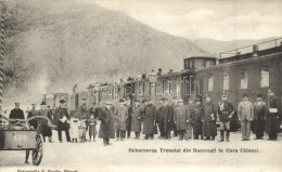 * T2 Caineni, Debarcarea Trenului Din Bucuresti In Gara. Fotografia S. Fuchs / Railway Station, Passengers From The... - Non Classés