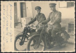 1945 Szovjet Katonák Zsákmányolt BMW Motorokon, Fotólap, 8x12 Cm. / 1945 Soviet... - Andere & Zonder Classificatie