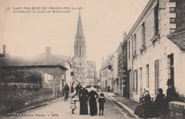 SAINT PHILBERT DE GRAND LIEU - L'ARRIVEE PAR LA ROUTE DE MACHECOUL - TRES BELLE CARTE ANIMEE - L'EGLISE -  TOP !!! - Saint-Philbert-de-Grand-Lieu