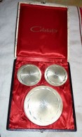 COFFRET VINTAGE CRISTALOR 6 DESSOUS DE VERRE + 2 DESSOUS DE CARAFE CISELÉ MÉTAL - Silverware