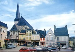 Delcampe - Issoudun. La Place Et L'Eglise Saint-Cyr. - Issoudun