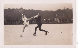 Carte Photo Format Cpa - Couple En Patins à Roulettes - Figure Skating