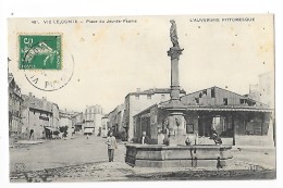 VIC LE COMTE  (cpa 63)  Place Du Jeu De Paume -    - L 1 - Vic Le Comte