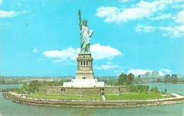 USA - NY - The Statue Of Liberty : This Largest Statue In The World Stands 300 Feet Tall On Bedoes Island In New York - Statue Of Liberty