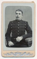 Photo Ancienne CDV Circa 1890 Portrait D'un Militaire 1er Régiment ? Photographe Barnabé Dunkerque (Nom Au Dos) - Guerre, Militaire