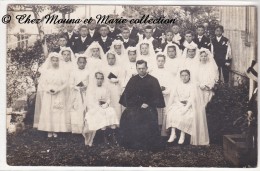 COMMUNION DE JEUNES GARCONS ET FILLES AVEC UN CURE - CARTE PHOTO - Communie