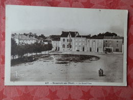 Dep 79 , Cpa BEAUVOIR Sur NIORT , 437 , La Grand'Place (10.143) - Beauvoir Sur Niort