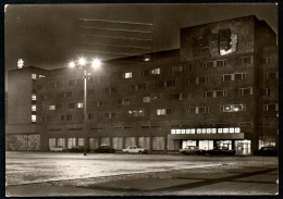 7847 - Alte Foto Ansichtskarte - Neubrandenburg - Hotel Vier Tore - Nachtaufnahme - Gel 1980 - Neubrandenburg