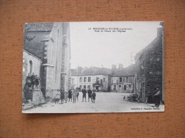 Carte Postale Ancienne De Moisdon-la-Rivière: Rue Et Place De L'Eglise- Hôtel, Débitant, Pub Dubonnet - Moisdon La Riviere