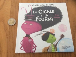 Livre Illustré Série Les Petits Secrets Des Fables N°5 "LA CIGALE ET LA FOURMI" Hachette JEUNESSE (neuf Sous Blister) - Hachette