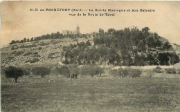 30  NOTRE-DAME DE ROCHEFORT LA SAINTE  MONTAGNE  ET SON CALVAIRE VUE DE LA ROUTE DE TAVEL - Rochefort-du-Gard