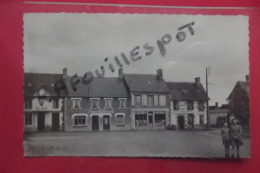 Cp Juvigny Sous Andaines La Place Et La Route De Bagnoles N 1 - Juvigny Sous Andaine