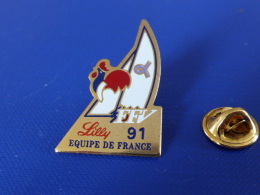 Pin's FFV Fédération Française De Voile - Lilly 91 équipe De France - Coq Sportif Tricolore - Hauteur 3.2cm (PQ40) - Voile