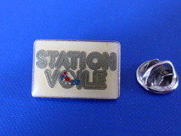 Pin's FFV Fédération Française De Voile - Station Voile - Coq Sportif Tricolore (PQ39) - Voile