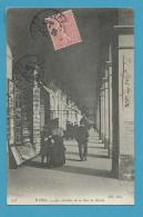 CPA 758 - Marchand Cartes Postales Les Arcades De La Rue De Rivoli PARIS - Straßenhandel Und Kleingewerbe