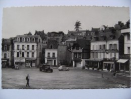 Delcampe - CPSM 76 Bolbec - La Place Carnot - Vue D'ensemble Avec Animation Et Commerces   A Voir ! - Bolbec