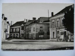 CPSM 53 Meslay Du Maine - Le Carrefour Du Centre - Vue Avec Pharmacie Et Bazar   A Voir ! - Meslay Du Maine