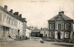 CPA - HORNOY (80) - Aspect De La Place De L'Hôtel De Ville Et De L'Hôtel Du Lion D'Or Dans Les Années 20 - Hornoy Le Bourg