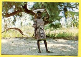 Nigeria -pineapple Vendor At The Beach - Femme Nigerienne - Nigeria